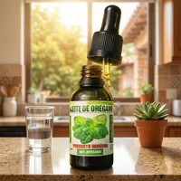Aceite de orégano en la cocina de una casa, junto a un vaso de agua