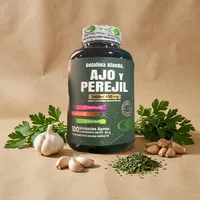 Ajo y perejil en cápsulas con sus ingredientes naturales alrededor