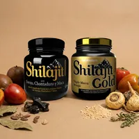 Bebida de borojó y maca con sus ingredientes naturales alrededor