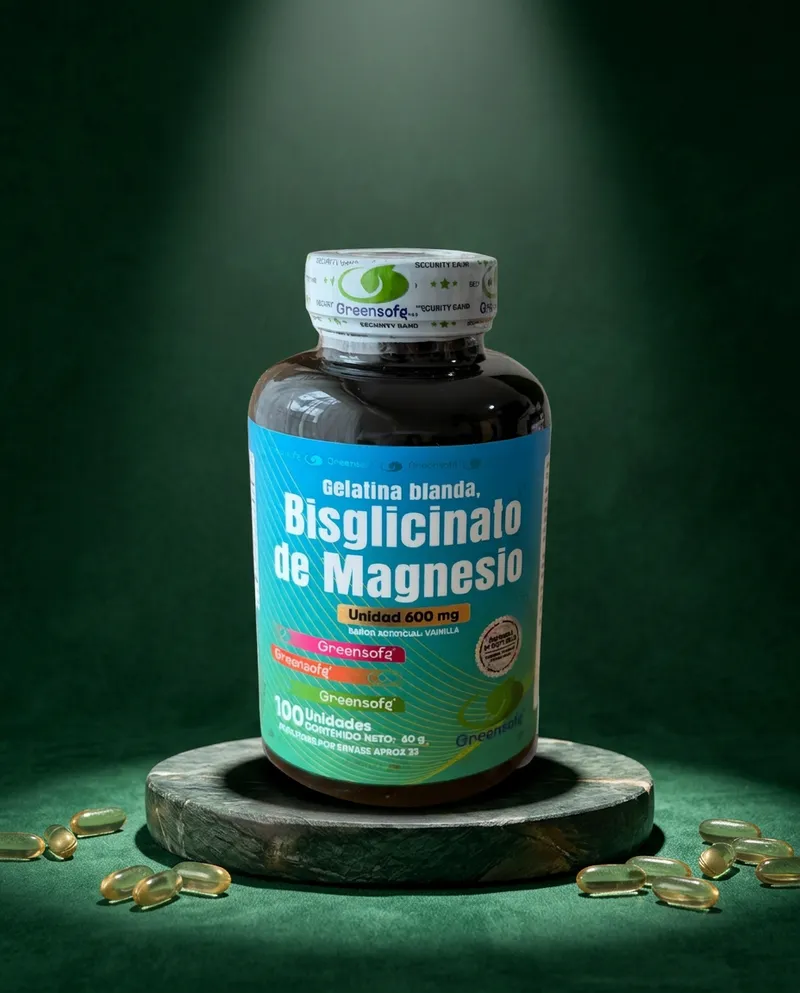 Bisglicinato de magnesio sobre una piedra en un estudio verde, con sus ingredientes