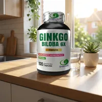 Cápsulas de ginkgo biloba en la cocina de una casa, junto a un vaso de agua