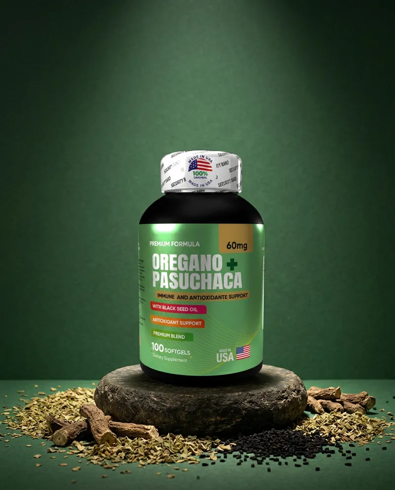 Cápsulas de orégano y pasuchaca sobre una piedra en un estudio verde, con sus ingredientes