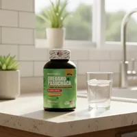 Cápsulas de orégano y pasuchaca en la cocina de una casa, junto a un vaso de agua