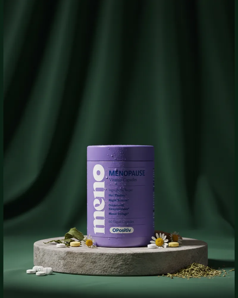 Cápsulas para la menopausia sobre una piedra en un estudio verde, con sus ingredientes
