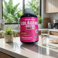 Colágeno con biotina en cápsulas en la cocina de una casa, junto a un vaso de agua