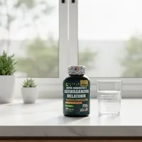 Combo magnesio y melatonina en la cocina de una casa, junto a un vaso de agua