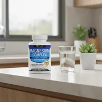 Complejo de magnesio en cápsulas en la cocina de una casa, junto a un vaso de agua