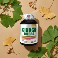 Ginkgo biloba en cápsulas con sus ingredientes naturales alrededor