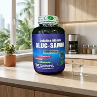 Glucosamina en cápsulas en la cocina de una casa, junto a un vaso de agua