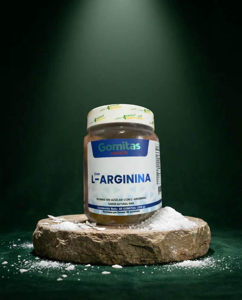 Gomitas de L-arginina sobre una piedra en un estudio verde, con sus ingredientes