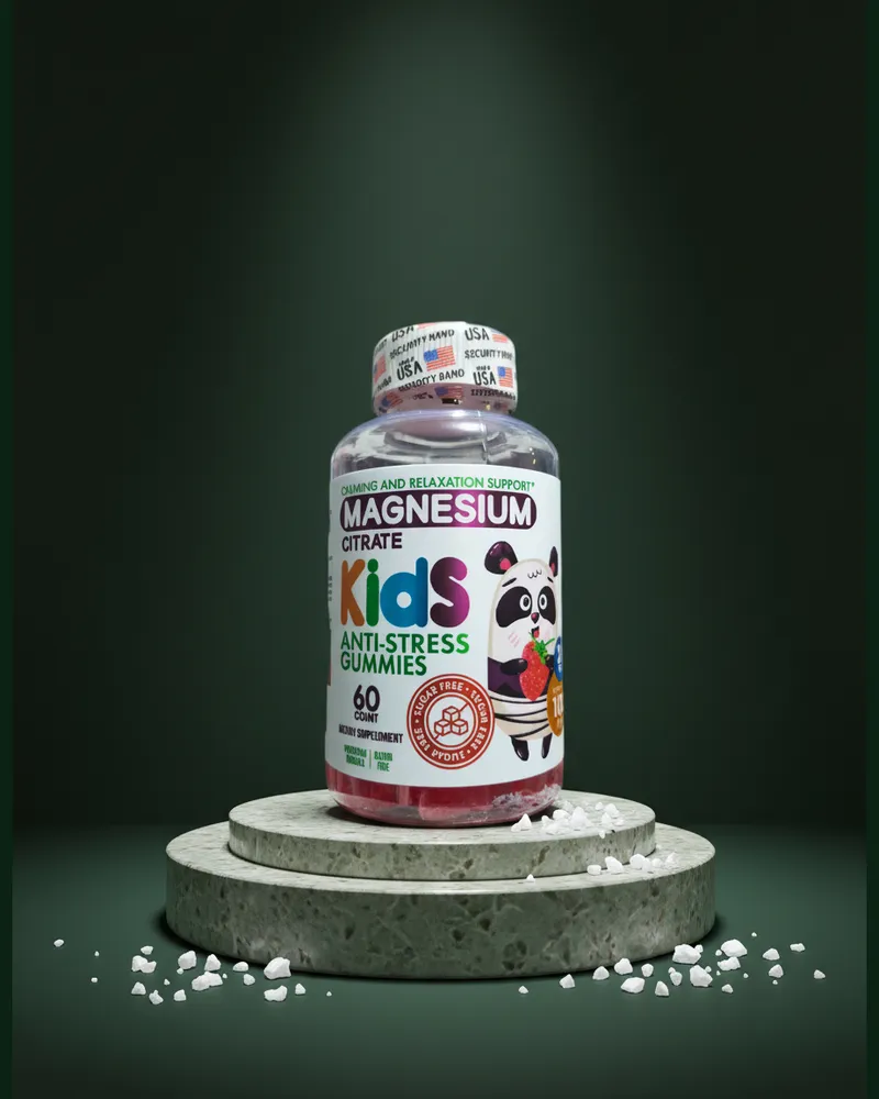 Gomitas de magnesio para niños sobre una piedra en un estudio verde, con sus ingredientes
