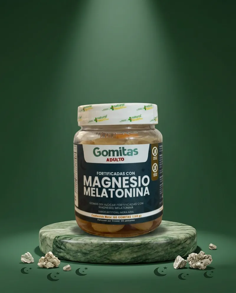 Gomitas de magnesio y melatonina sobre una piedra en un estudio verde, con sus ingredientes
