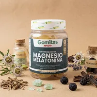 Gomitas de magnesio y melatonina con sus ingredientes naturales alrededor