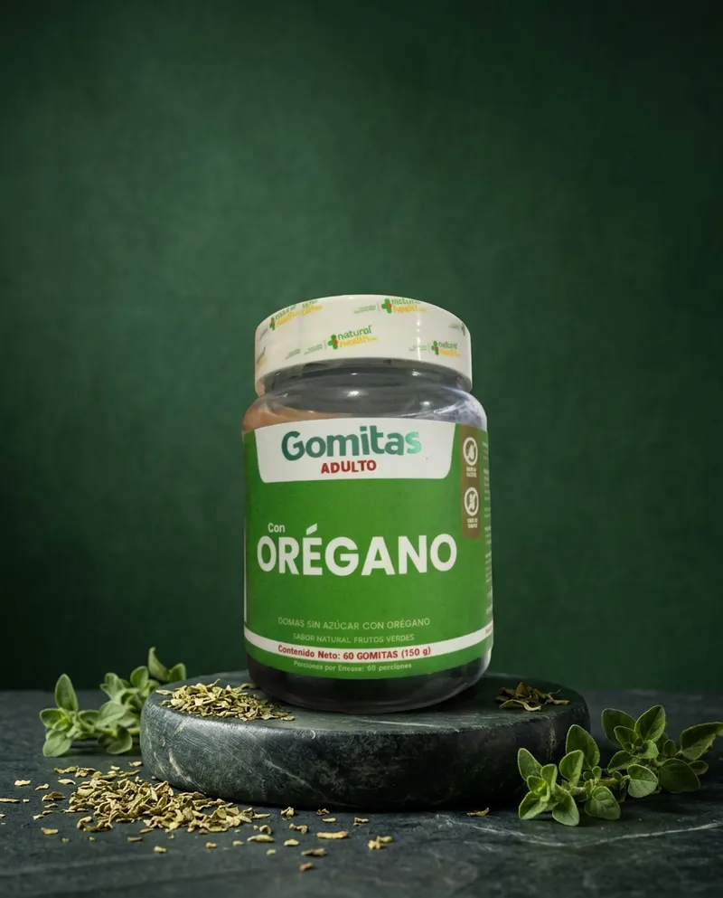 Gomitas de orégano sobre una piedra en un estudio verde, con sus ingredientes