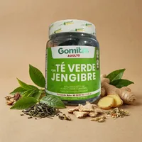Gomitas de té verde y jengibre con sus ingredientes naturales alrededor