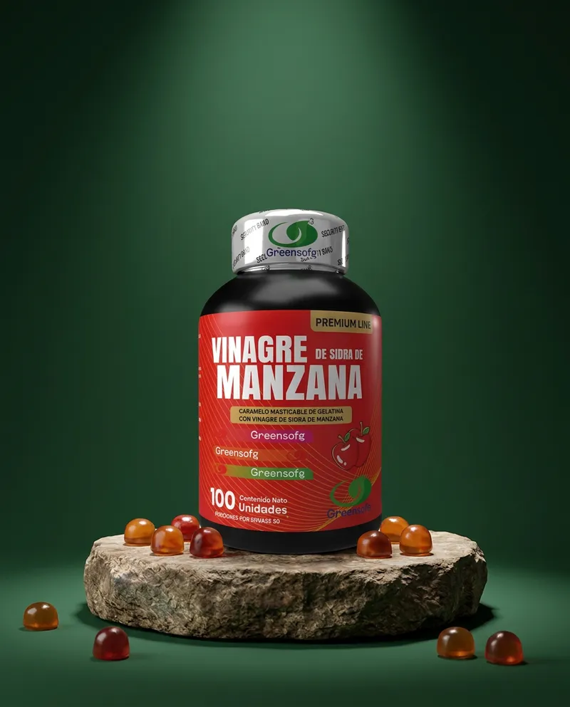 Gomitas de vinagre de manzana sobre una piedra en un estudio verde, con sus ingredientes