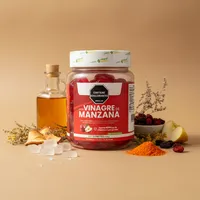 Gomitas de vinagre de manzana con sus ingredientes naturales alrededor