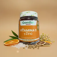 Gomitas de vitamina C y zinc con sus ingredientes naturales alrededor