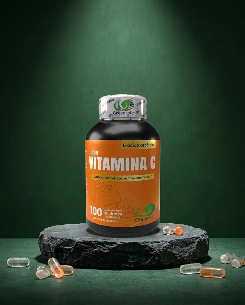 Gomitas de vitamina C sobre una piedra en un estudio verde, con sus ingredientes