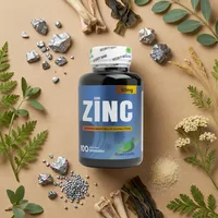 Gomitas de zinc con sus ingredientes naturales alrededor