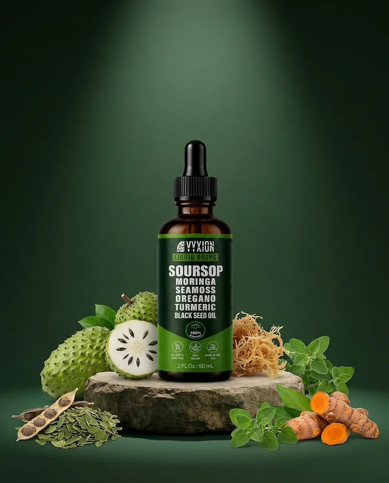 Gotas de guanábana y moringa sobre una piedra en un estudio verde, con sus ingredientes