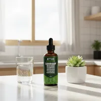 Gotas de guanábana y moringa en la cocina de una casa, junto a un vaso de agua