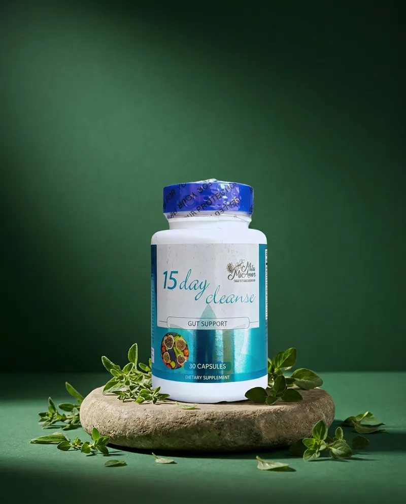 Limpieza intestinal en cápsulas sobre una piedra en un estudio verde, con sus ingredientes