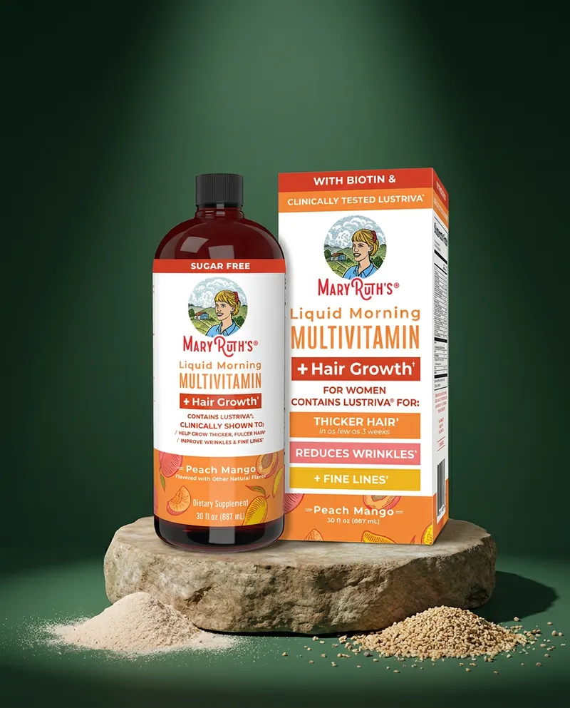 Multivitamínico líquido sobre una piedra en un estudio verde, con sus ingredientes