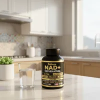 NAD+ con resveratrol en la cocina de una casa, junto a un vaso de agua