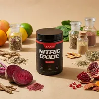Óxido nítrico en cápsulas con sus ingredientes naturales alrededor