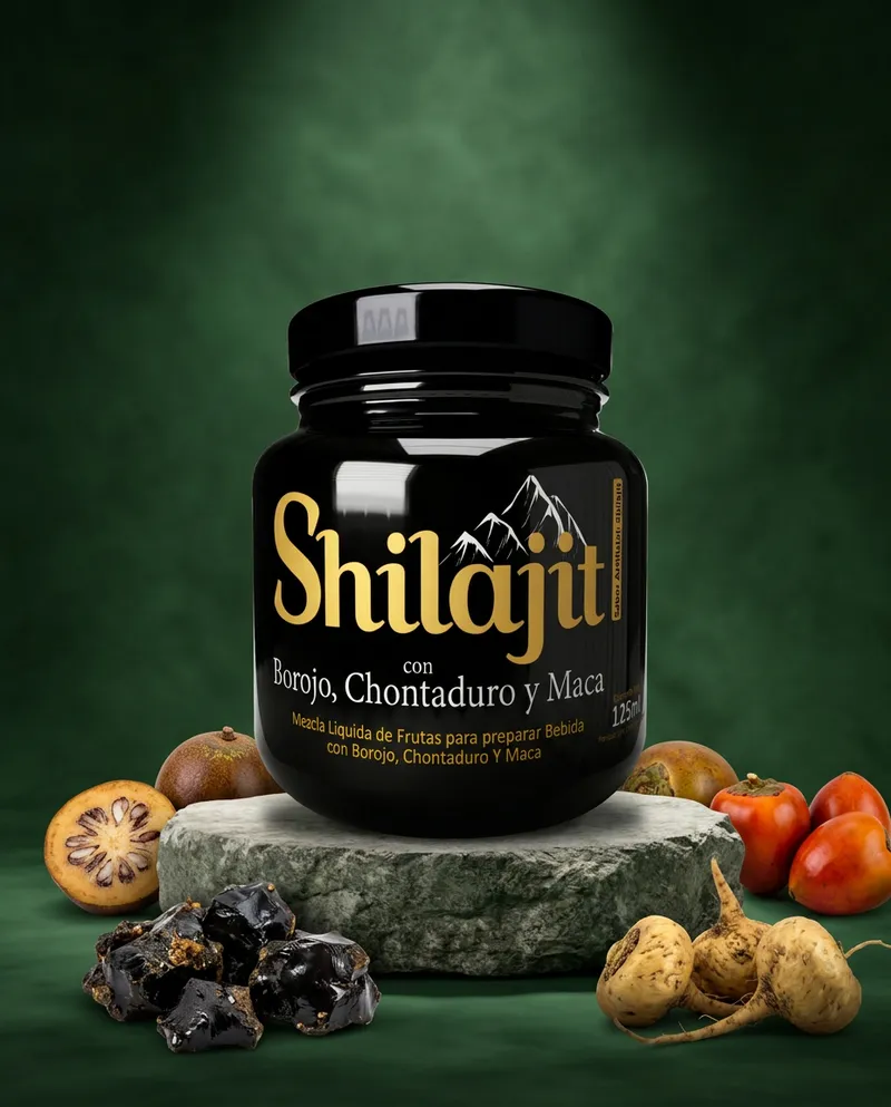 Shilajit líquido con borojó sobre una piedra en un estudio verde, con sus ingredientes