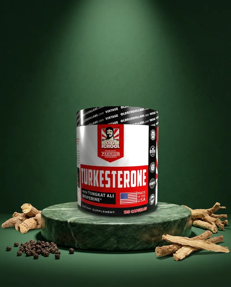 Turkesterona con tongkat ali sobre una piedra en un estudio verde, con sus ingredientes